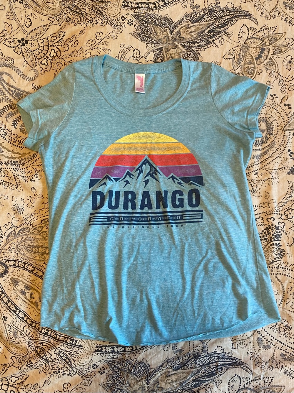 Durango Graphic Tee with Sunset Mountain Print size Small